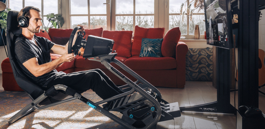 Volant Logitech G PRO Racing Wheel PS/PC čierny Logitech G PRO Racing Wheel upevnený na závodnom kokpite pred televízorom