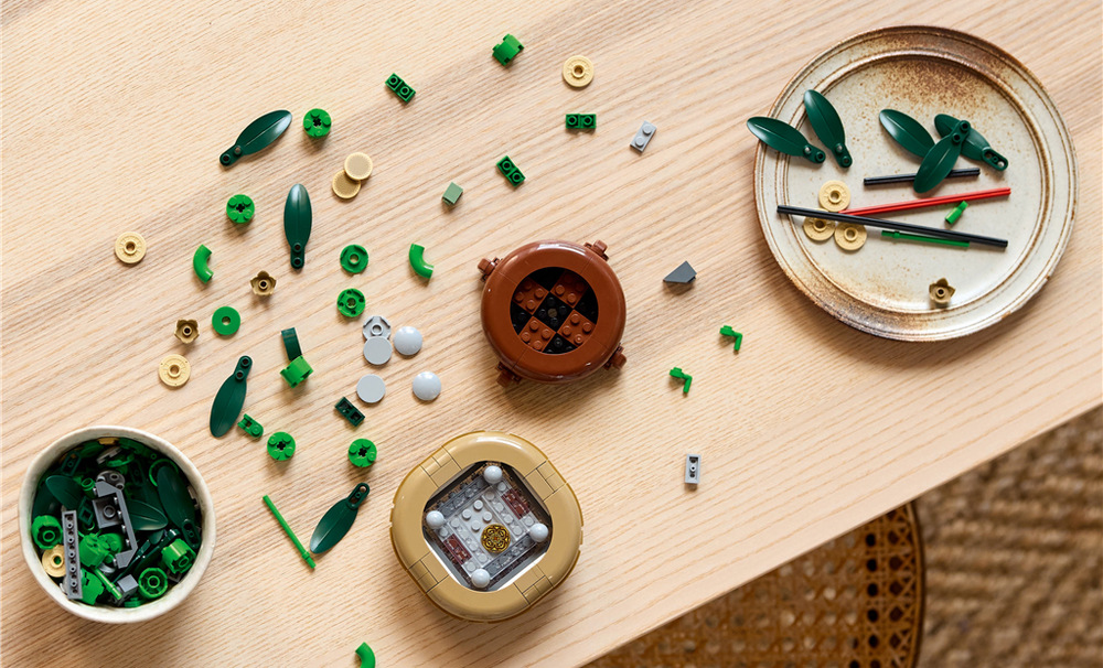 Stavebnica LEGO® Botanicals 10344 Bambus štěstí 325 kociek LEGO premení stavanie bambusu na odpočinkový kreatívny projekt zakončený dekoráciou do interiéru.