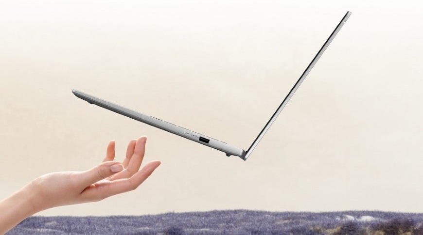 Notebook Asus Vivobook S14 sivý Dlaň so vznášajúcim sa laptopom Asus Vivobook S14 s nízkou hmotnosťou