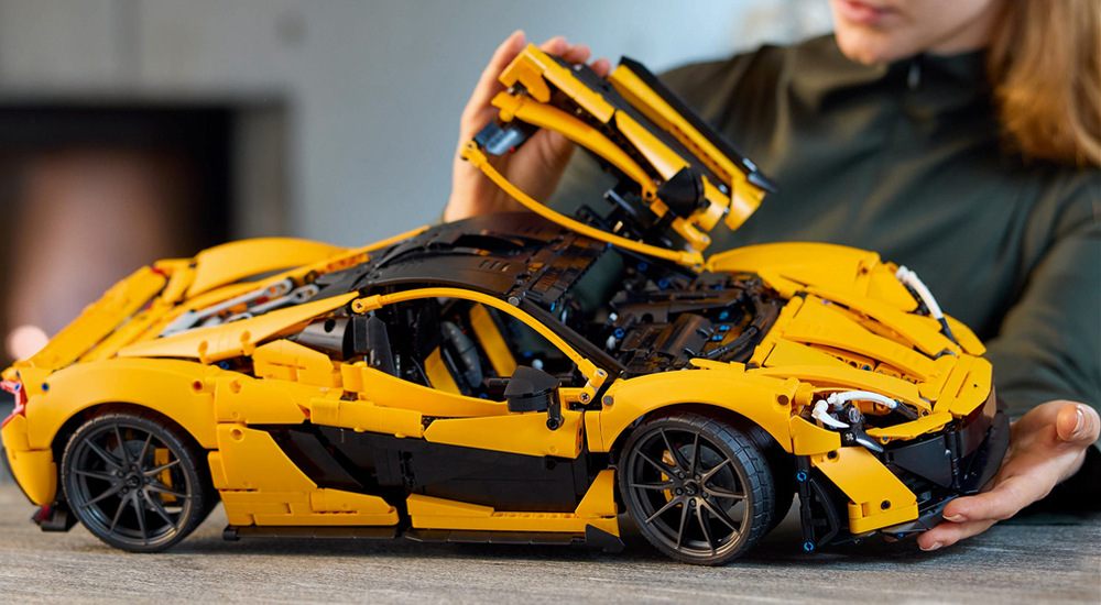 Stavebnica LEGO® Technic 42172 McLaren P1™ Model v mierke 1:8 ponúka otváracie dvere, funkčné riadenie a nastaviteľné zadné krídlo na realistické hranie.