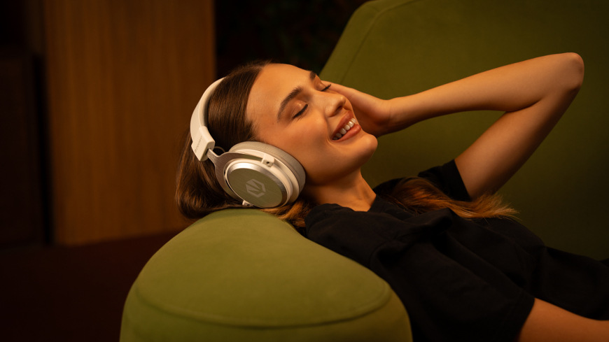 Headset ENDORFY VIRO Infra Wireless Onyx White biely Žena relaxujúca so slúchadlami ENDORFY VIRO Infra Wireless Onyx White