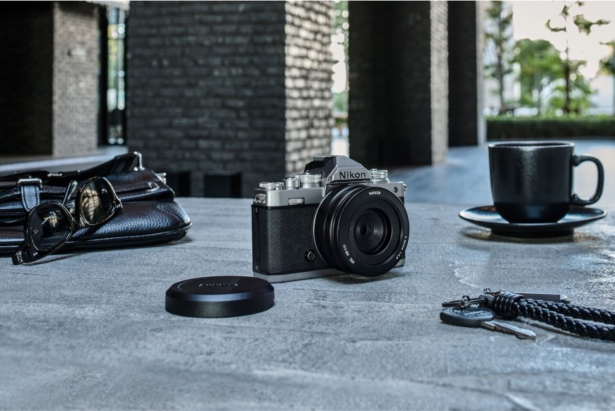 Objektív Nikon NIKKOR Z 26 mm f/2.8 čierny Fotoaparát Nikon s nasadeným objektívom NIKKOR Z 26 mm f/2.8