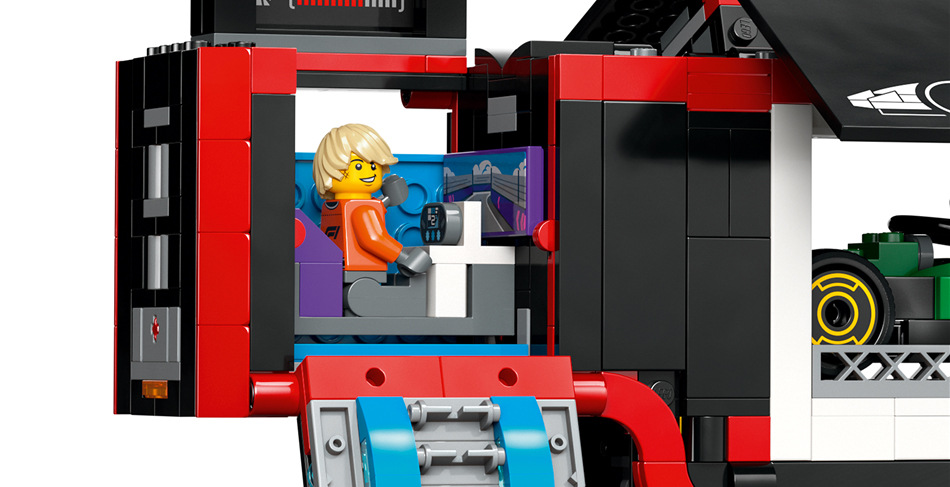 Stavebnica LEGO® City 60445 Kamión F1® s autami RB20 a AMR24 F1® Transportér funguje ako mobilná základňa, kde tím preváža monoposty a pripravuje ich pred pretekmi.