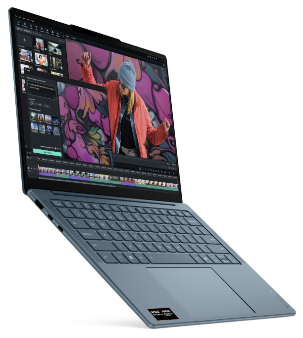 Notebook Lenovo Yoga Slim 7 14AKP10 modrý Notebook Lenovo Yoga Slim 7 14AKP10 z ľavého uhla s viditeľným OLED displejom