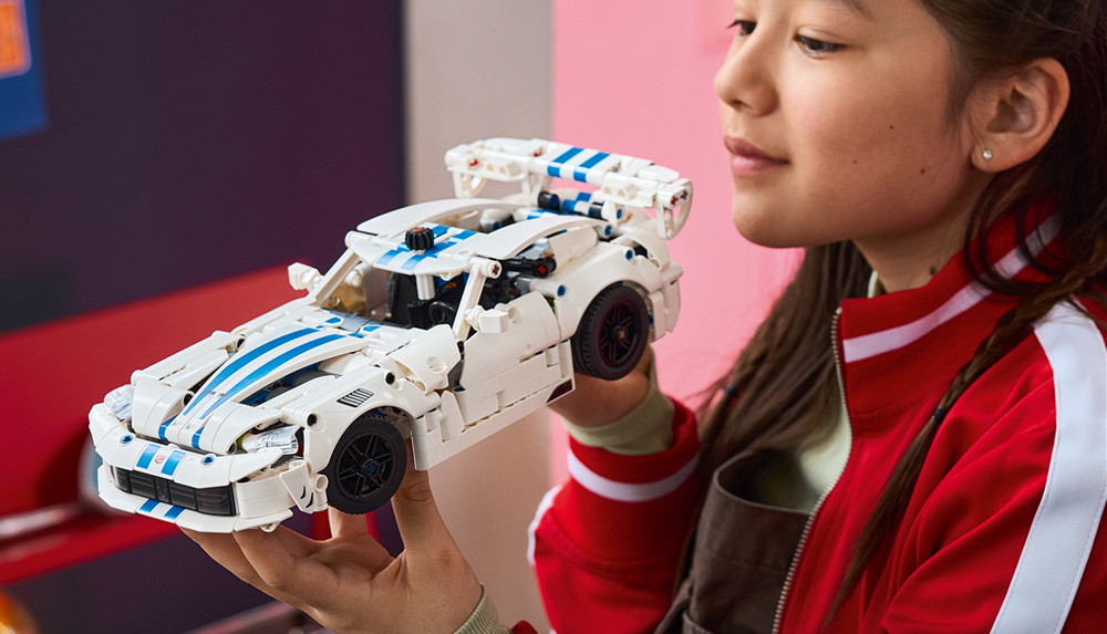 Stavebnica LEGO® Technic 42234 Športové auto Dodge Viper GTS-R Motor V10 s pohyblivými piestami, diferenciál a otváracia kapota približujú deťom fungovanie automobilových mechanizmov.