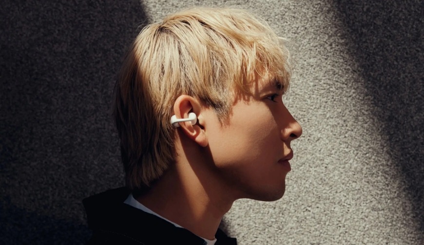 Muž na portréte z profilu s nasadeným slúchadlom Beyerdynamic Amiron Zero