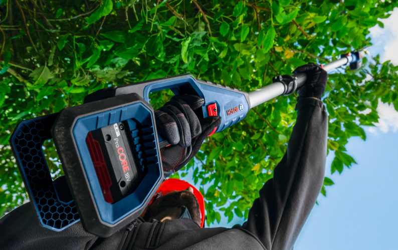 Použitie teleskopických nožníc Bosch Professional GHE 18V-50 TP pri strihu vetiev nad hlavou