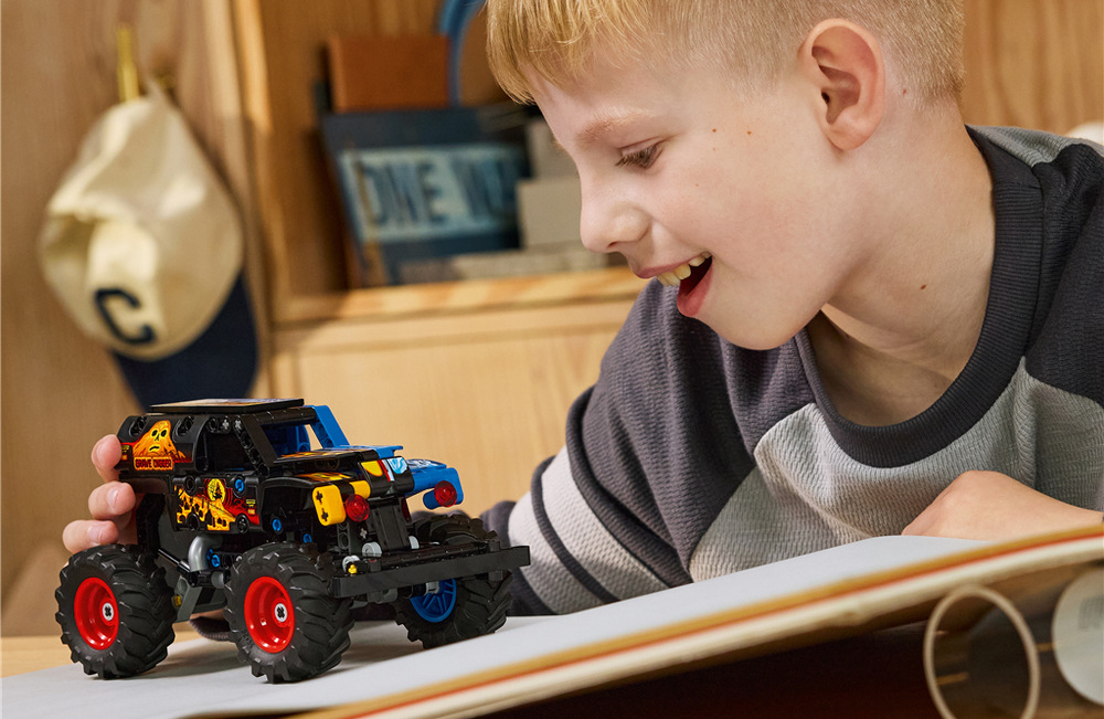 Stavebnica LEGO® Technic 42219 Monster Jam™ Grave Digger™ Oheň a led Model LEGO Technic sa hodí pre závody, skoky aj kaskadérske kúsky, takže ponúka zakaždým inú zábavu