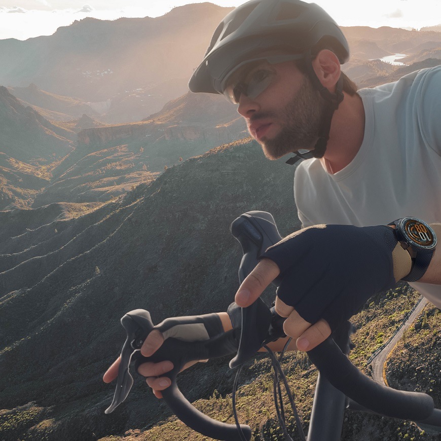 Chytré hodinky Garett Compass GPS – cyklista sledujúci dáta na hodinkách počas jazdy v prírode