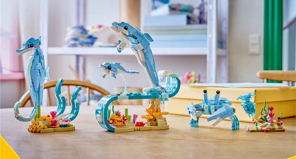Stavebnica LEGO® Creator 3 v 1 31385 Morské živočíchy: Krásne delfíny Tri pohyblivé modely umožňujú deťom vymýšľať rôzne dobrodružstvá a zakaždým začať s novým zvieraťom.