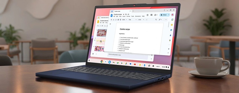 Otvorený Lenovo Chromebook na stole s pracovným dokumentom na displeji
