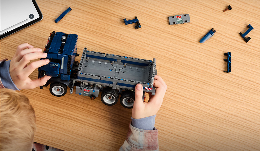 Stavebnica LEGO® Technic 42203 Vyklápací nákladiak Pohyblivé mechanizmy približujú deťom fungovanie sklápača a podporujú ich záujem o technické princípy.