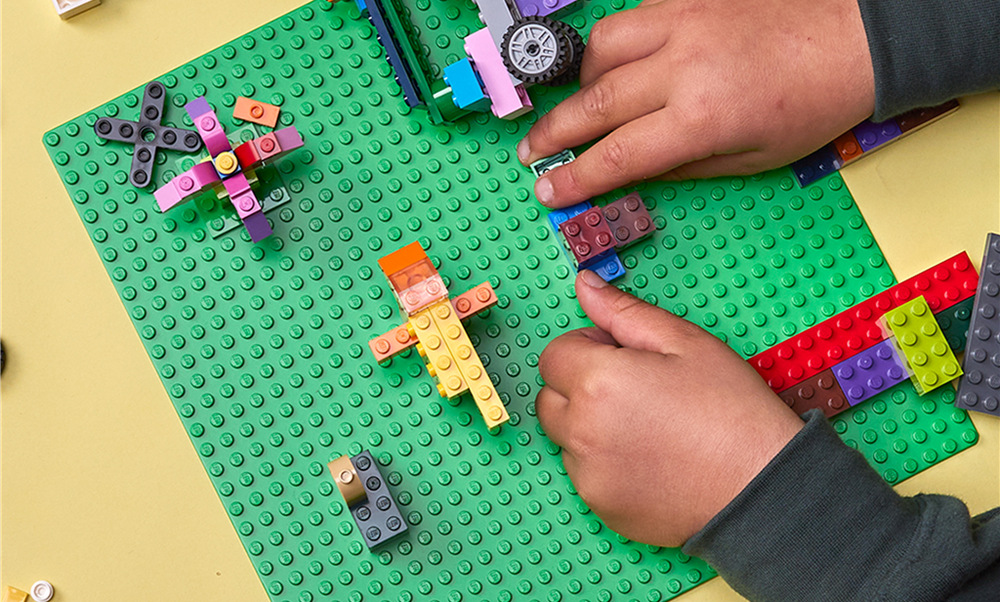 Stavebnica LEGO® Classic 11023 Zelená podložka na stavění Zelená podložka ponúka deťom voľnosť tvoriť vlastné modely od prírodných scenérií až po nové svety.