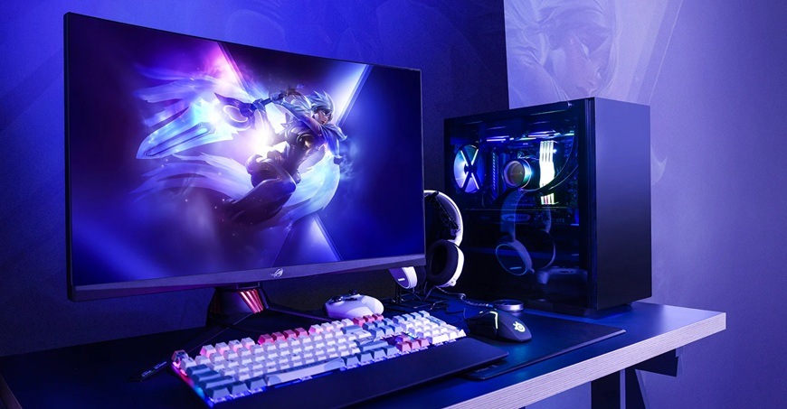 Obrázok PC skrine umiestnené na stole vedľa monitora.