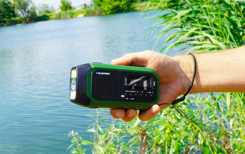 Rádioprijímač Blaupunkt ER20GR Survival držaný v ruke pri použití pri vode v teréne