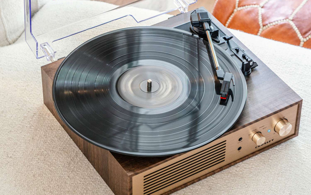 Gramofón Crosley Miles hnedý Trojrýchlostné prehrávanie 33, 45 aj 78 rpm zvládne moderné albumy aj staršie vinylové platne.