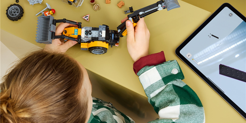 Stavebnica LEGO® City 60480 Žlutý nakladač s rypadlem Dvaja pracovníci s náradím a doplnky dávajú deťom priestor na vymýšľanie vlastných príbehov zo staveniska.