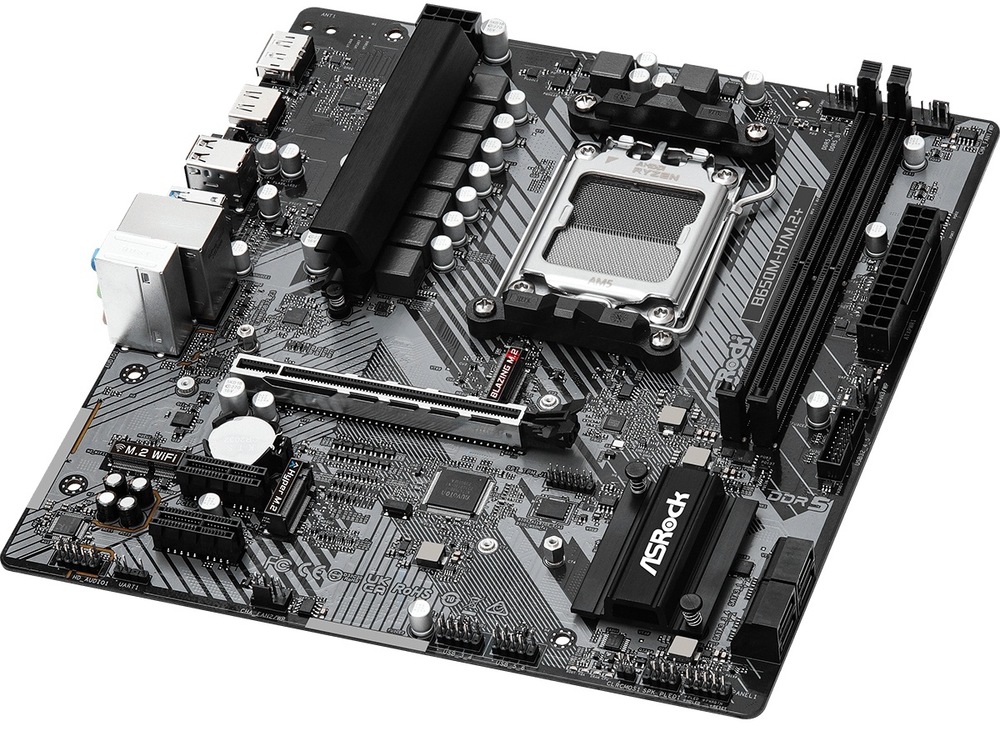 Základná doska ASRock B650M-H/M.2+ Hore je pätica AMD AM5 pre procesor, vedľa nej dva dlhé sloty DDR5. Dole je jeden dlhý PCIe x16 pre grafiku a dva krátke PCIe x1. Uprostred sú dve pozície M.2 pre SSD, na boku štyri SATA konektory. Na okrajoch sú napájacie konektory, konektory pre ventilátory a blok zadných portov (USB, LAN, HDMI/DP).