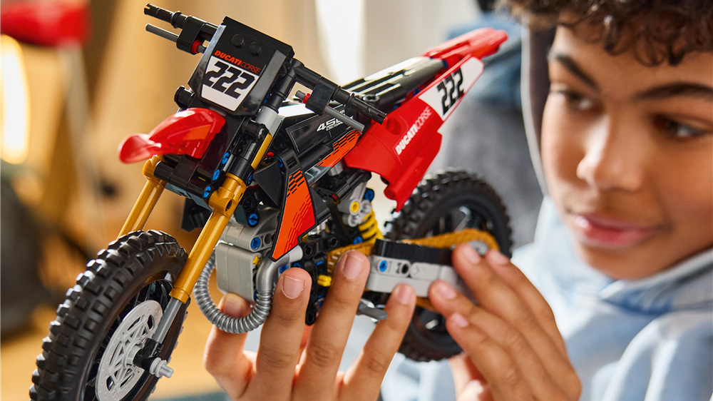 Stavebnica LEGO® Technic 42238 Motorka Ducati Desmo450 MX Factory Ducati Desmo450 MX Factory umožní deťom zostaviť motokrosovú motorku a následne sa s ňou hrať.