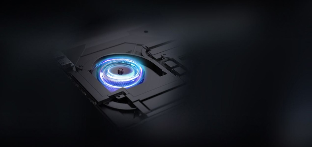 Notebook GIGABYTE GAMING A16 PRO DYHG5CZCC4SH čierny Futuristický robot so žiariacimi oranžovými očami a brnením, vedľa víriaceho modrého víru s centrálnou bielou turbínou, vyžarujúcou intenzívnu, dynamickú energiu.