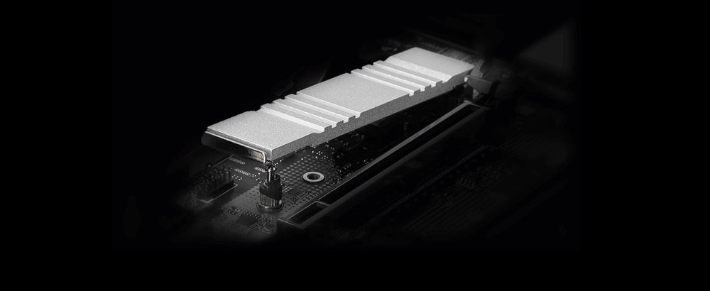 Základná doska MSI PRO B860-P Elegantný strieborný chladič SSD na základnej doske počítača na tmavom pozadí.