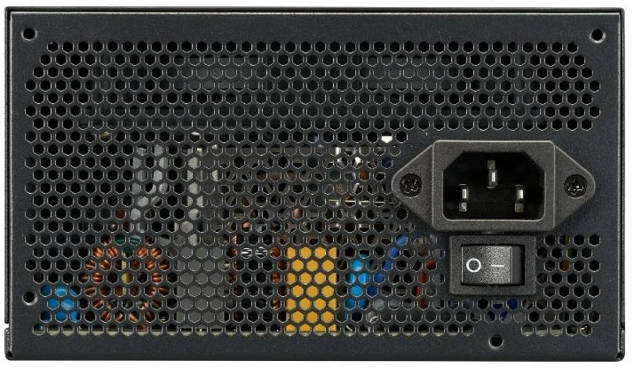 Zdroj Cooler Master MWE Gold V3 550W, 80+ Gold, ATX 3.1 čierny Na obrázku je zadný panel napájacieho zdroja Cooler Master s perforovanou ventilačnou mriežkou po celej ploche. Vpravo je napájací konektor pre prívod elektriny a pod ním kolískový vypínač. Cez mriežku sú čiastočne vidieť vnútorné súčiastky zdroja.