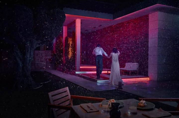LED pásik Philips Hue LED pásik Philips Hue Flux outdoor strip light EU, 5 m + Senzor Philips Hue Outdoor Muž so ženou na terase osvetlenej LED pásikom.