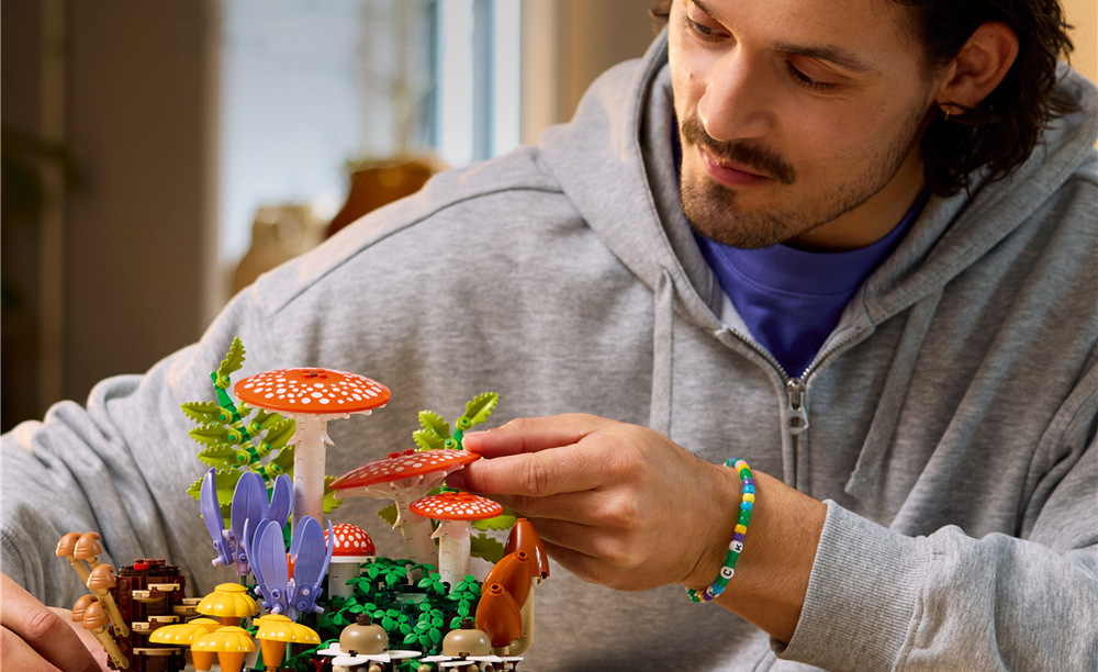 Stavebnica LEGO® Botanicals 11505 Lesní houby Výrazné muchotrávky a ďalšie huby vytvárajú pôsobivé lesné zákutia z kociek LEGO, ktoré zaujme z každého uhla