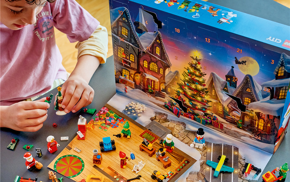 Rozložený obal sa premení na hernú podložku a umožní deťom rozšíriť vianočné príbehy vo svete LEGO City.