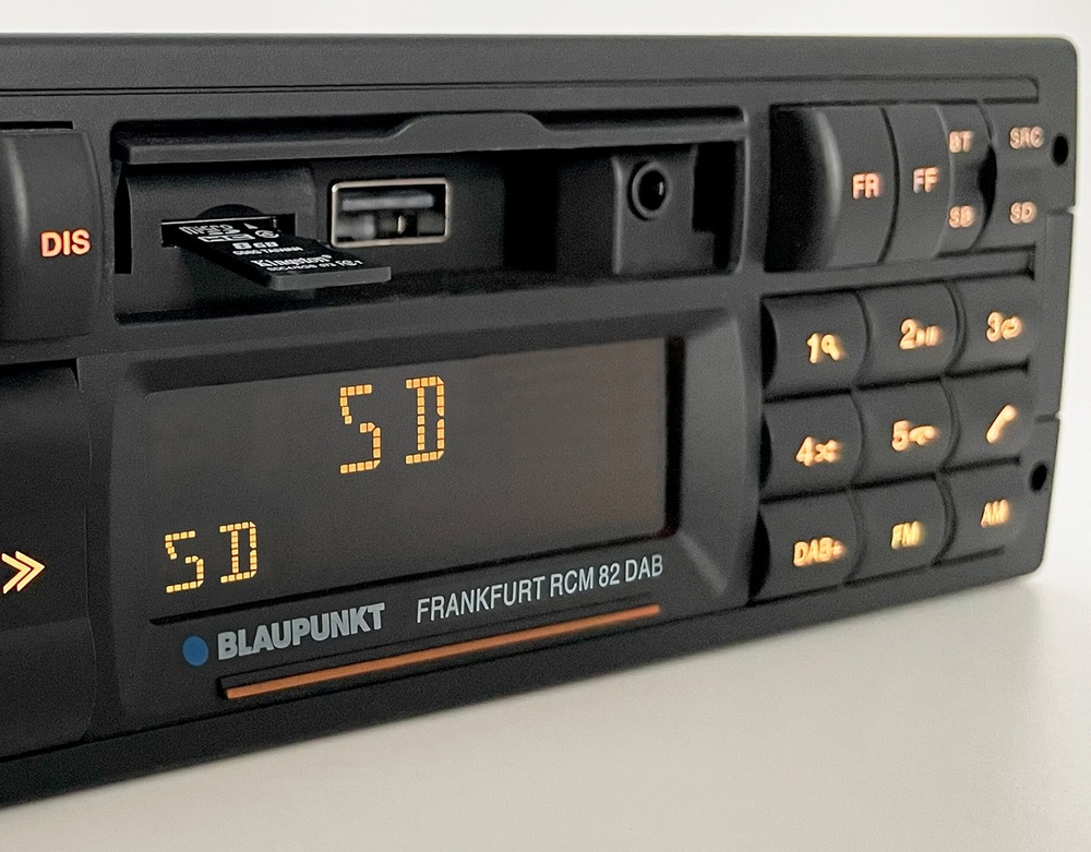 Autorádio Blaupunkt Frankfurt RCM 82 DAB čierne Detail na ovládanie autorádia Blaupunkt Frankfurt RCM 82 DAB