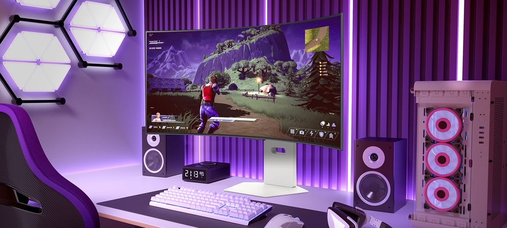 Herná zostava so zakriveným monitorom zobrazuje scénu z videohry. Fialové LED svetlá, šesťuholníkové nástenné panely a biely počítač s RGB ventilátormi vytvárajú futuristickú atmosféru.