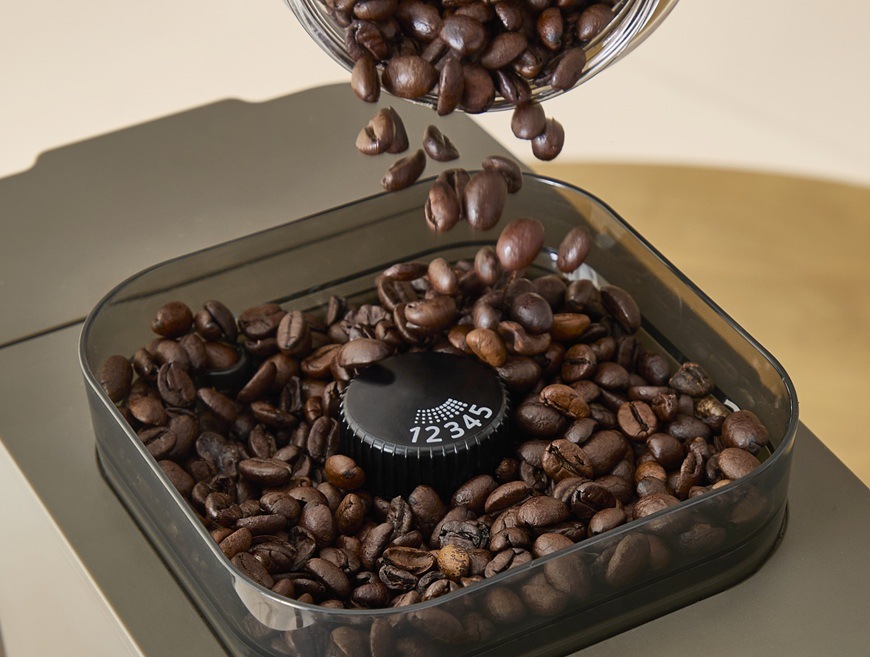 Automatický kávovar Krups Coffee Crush Experience SA403BE0 sivý/hnedý Kávové zrná sa sypú do zásobníka pri automatickom kávovare Krups SA403BE0