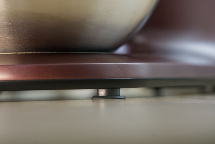 Detailný záber na gumové nožičky na spodnej strane kuchynského robota Sencor STM 7632WP.