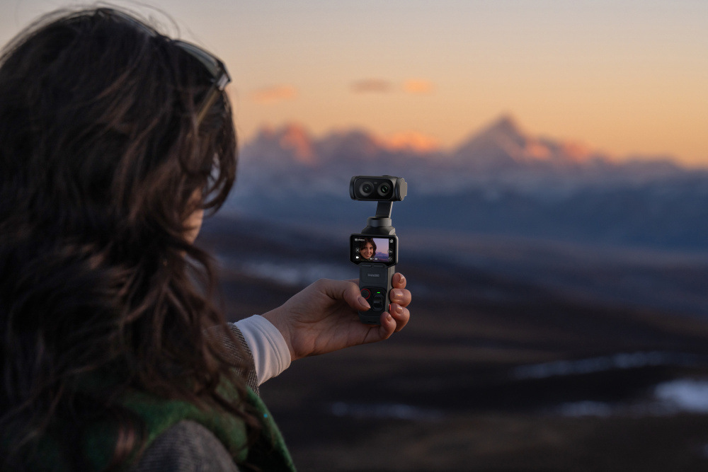 Outdoorová kamera Insta360 Luna Ultra Standard Bundle čierna Insta360 Luna Ultra je unikátny 2" dotykovým odnímateľným displejom