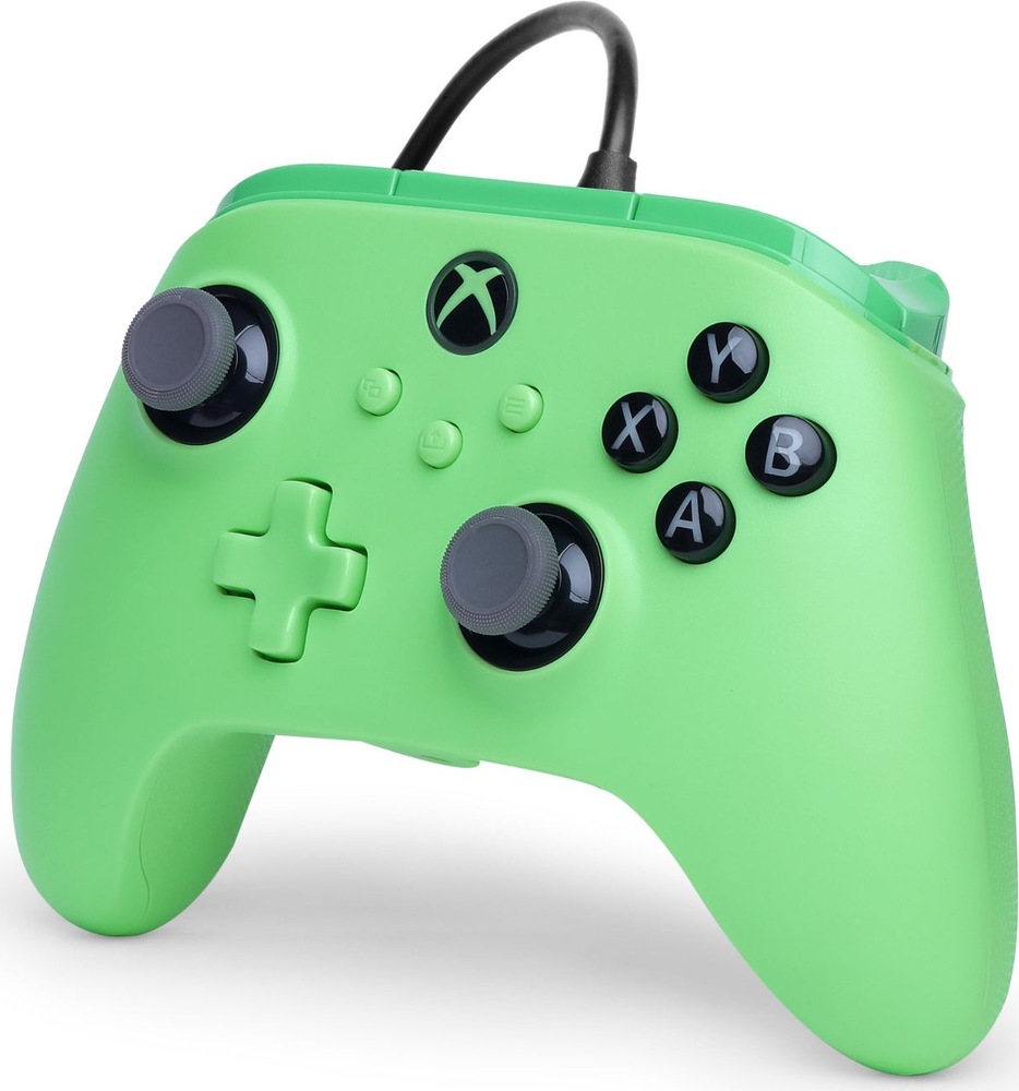 Gamepad PowerA Advantage Plus - Xbox zelený Na obrázku je zelený herný ovládač PowerA Advantage Plus zachytený z predného šikmého uhla. Dobre sú vidieť dva analógové joysticky, smerový kríž vľavo, tlačidlá A, B, X a Y vpravo a tlačidlo s logom Xbox uprostred. Z hornej časti ovládača vedie pripojovací kábel. Ergonomicky tvarované rukoväte a mierne zdrsnený povrch zaisťujú pohodlné a isté držanie počas hrania.