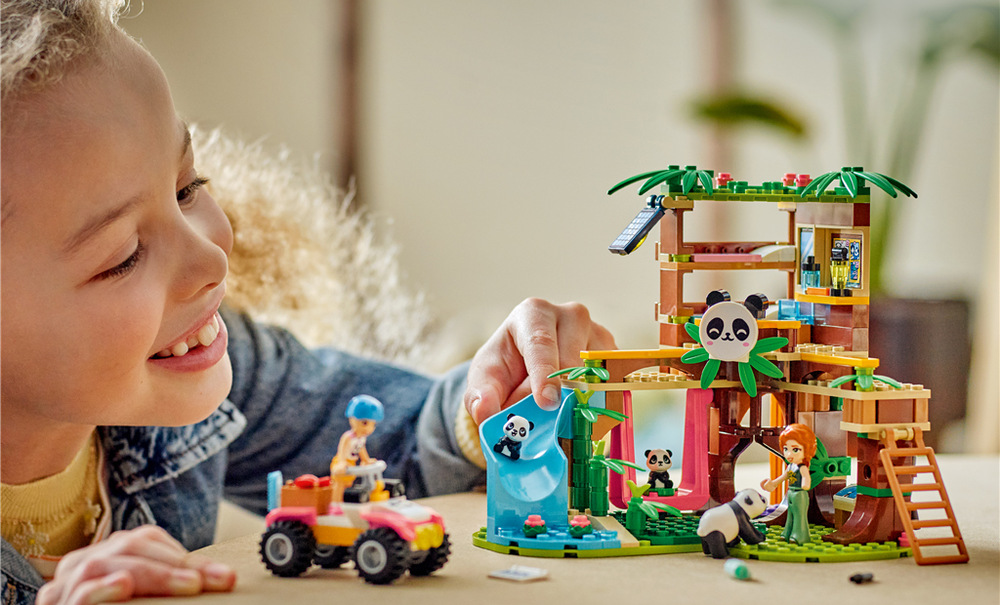 Stavebnica LEGO® Friends 42648 Starostlivosť o zvieratká v útulku pre pandy Štvorkolka slúži na prevážanie jedla a zásob a spoločne s pandami a domčekom rozširuje možnosti kreatívneho hrania