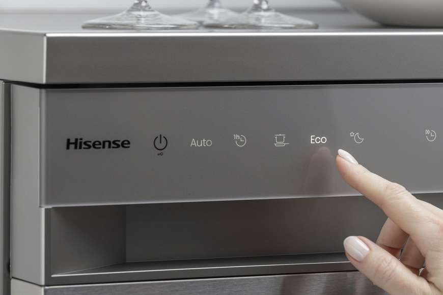 Umývačka riadu Hisense HS673A90BX čierna Žena aktivovala režim Eco jedným dotykom.