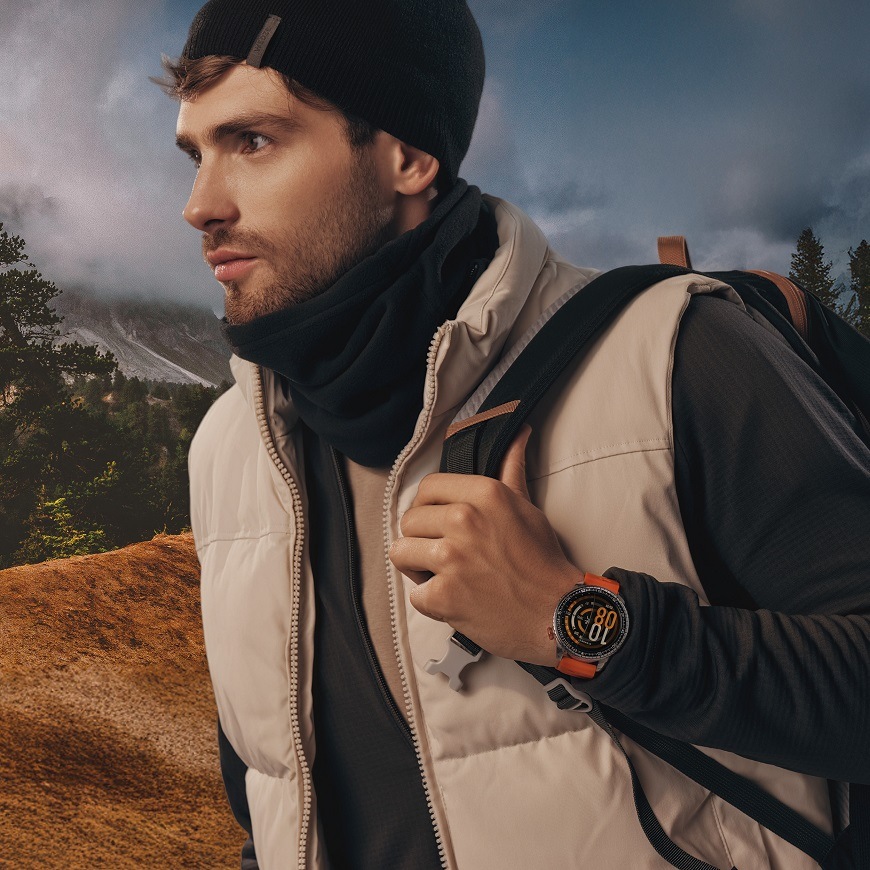 Chytré hodinky Garett Compass GPS – muž v outdoorovom oblečení s hodinkami na zápästí v prírode