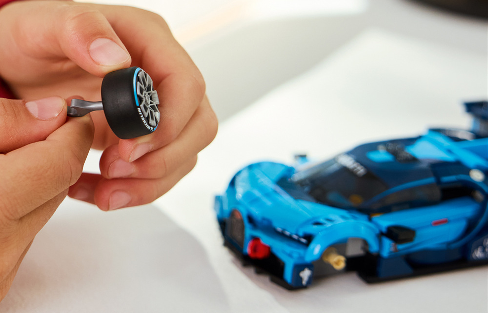 Stavebnica LEGO® Speed Champions 77253 Hypersportovní auto Bugatti Vision GT Minifigúrka vodiča v oblečení Bugatti dopĺňa kokpit a hasák poslúži aj pri práci so stavebnicou.