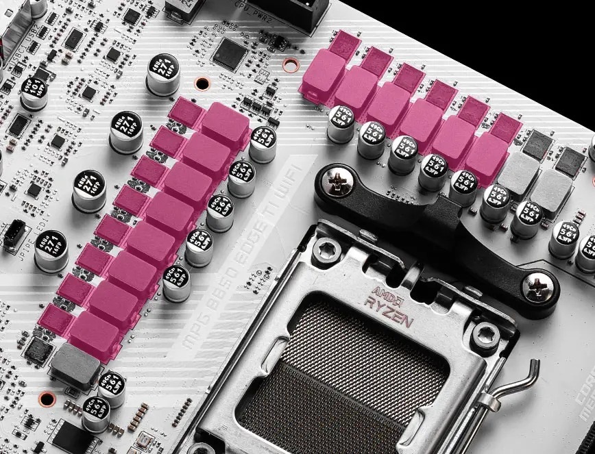 Základná doska MSI MPG B850 EDGE TI WIFI Detail počítačovej základnej dosky s päticou pre procesor obklopenou radmi kondenzátorov a ružovými chladičmi.