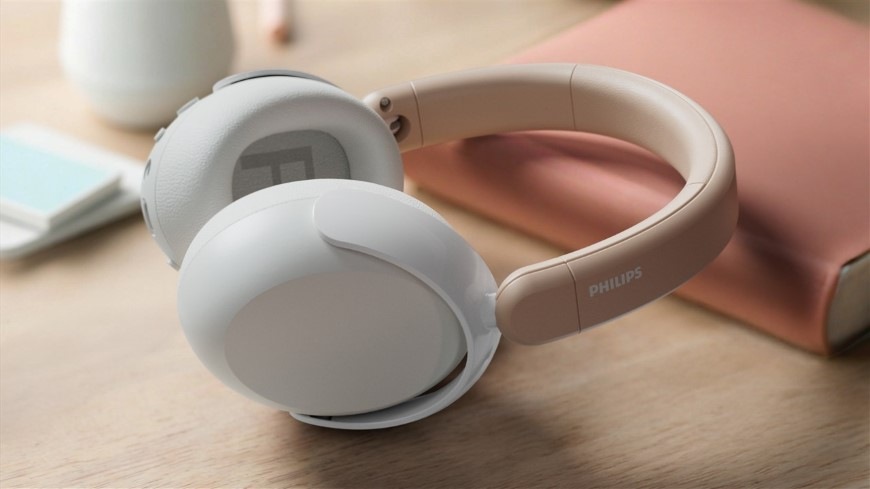 Slúchadlá Philips DetskáTAK5500AL béžová Detské slúchadlá Philips TAK5500AL opreté o zošit na pracovnom stole