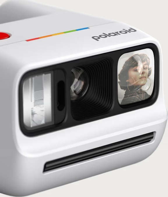 Instantný fotoaparát Polaroid Go Gen 3 čierny Fotoaparát Polaroid Go Gen 3 s tvárou ženy v selfie zrkadle