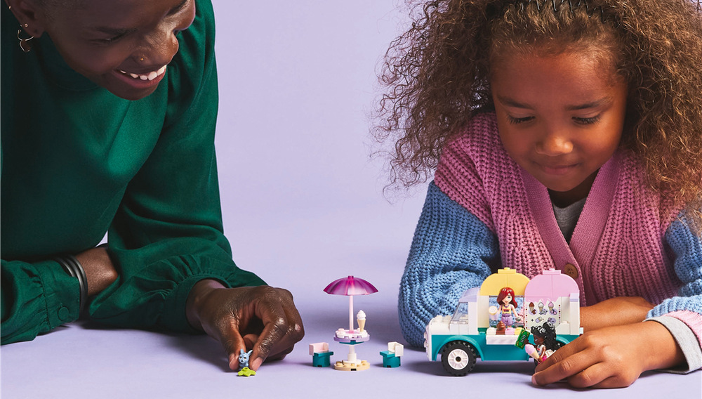 Stavebnica LEGO® Friends 42644 Zmrzlinárske auto v mestečku Heartlake Stavebnica pre deti od 4 rokov spája jednoduché stavanie zmrzlinárskeho auta s následným hraním.
