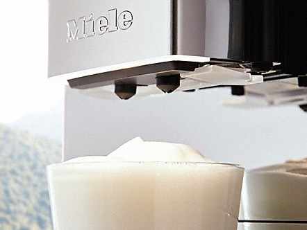 Automatický kávovar Miele CM 6360 čierny