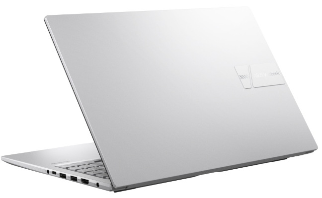Zadná strana strieborného notebooku ASUS Vivobook 15 Quiet Blue s decentným logom na veku