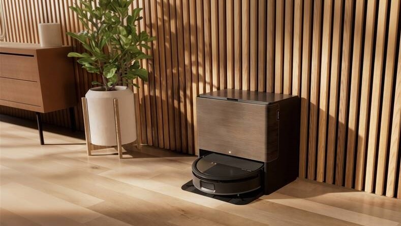 iRobot Roomba Max 775 Combo + AutoWash dock sa nachádza v krásnom dizajnovom obývacej izby, do ktorej krásne zapadol