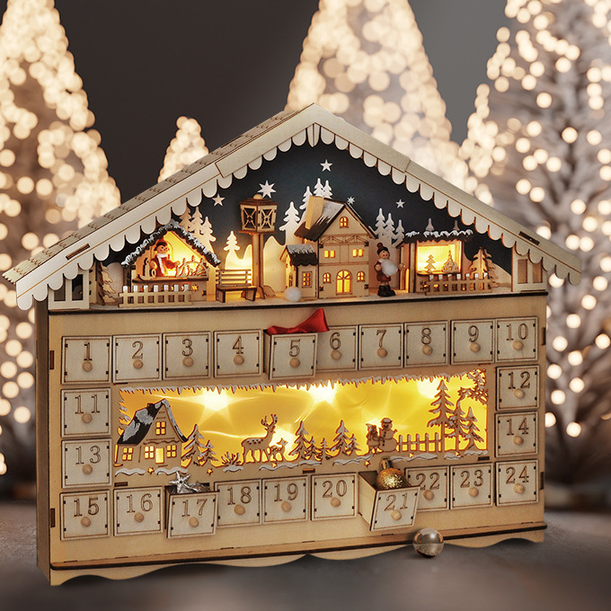 Rozsvietený drevený adventný kalendár v tvare horskej chaty Solight