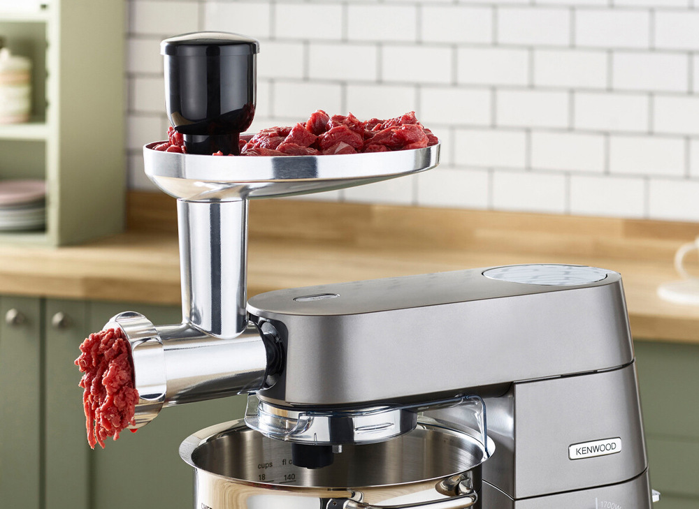 Kuchynský robot KENWOOD Titanium Chef Patissier XL KWL90.594SI sivý Kuchynský robot Kenwood KWL90.594SI s nástavcom mlynčeka na mäso, v mlynčeku je mleto mäso