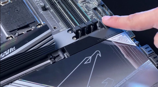 Základná doska GIGABYTE Z890I AORUS ULTRA Gigabyte Z890I AORUS ULTRA je kompatibilný s výkonnými grafickými kartami vďaka slotu PCIe 5.0″ width=