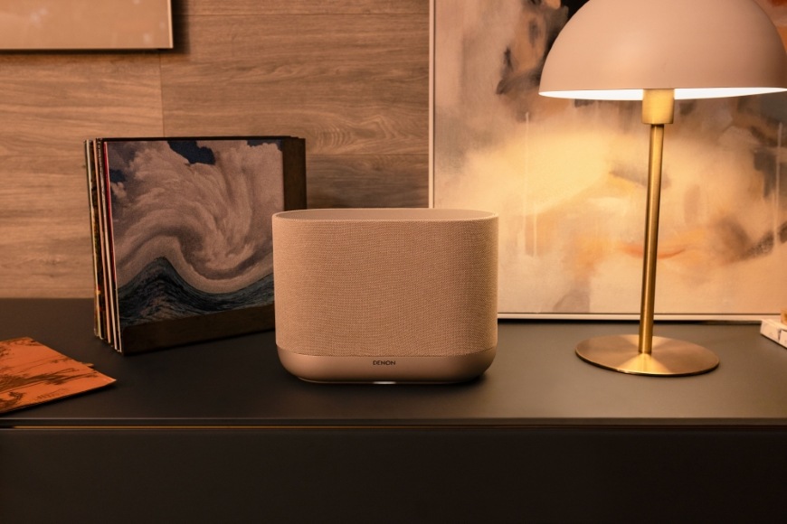 Reproduktor Denon Home 400 strieborný Detail reproduktora Denon Home 400 na televíznej skrinke